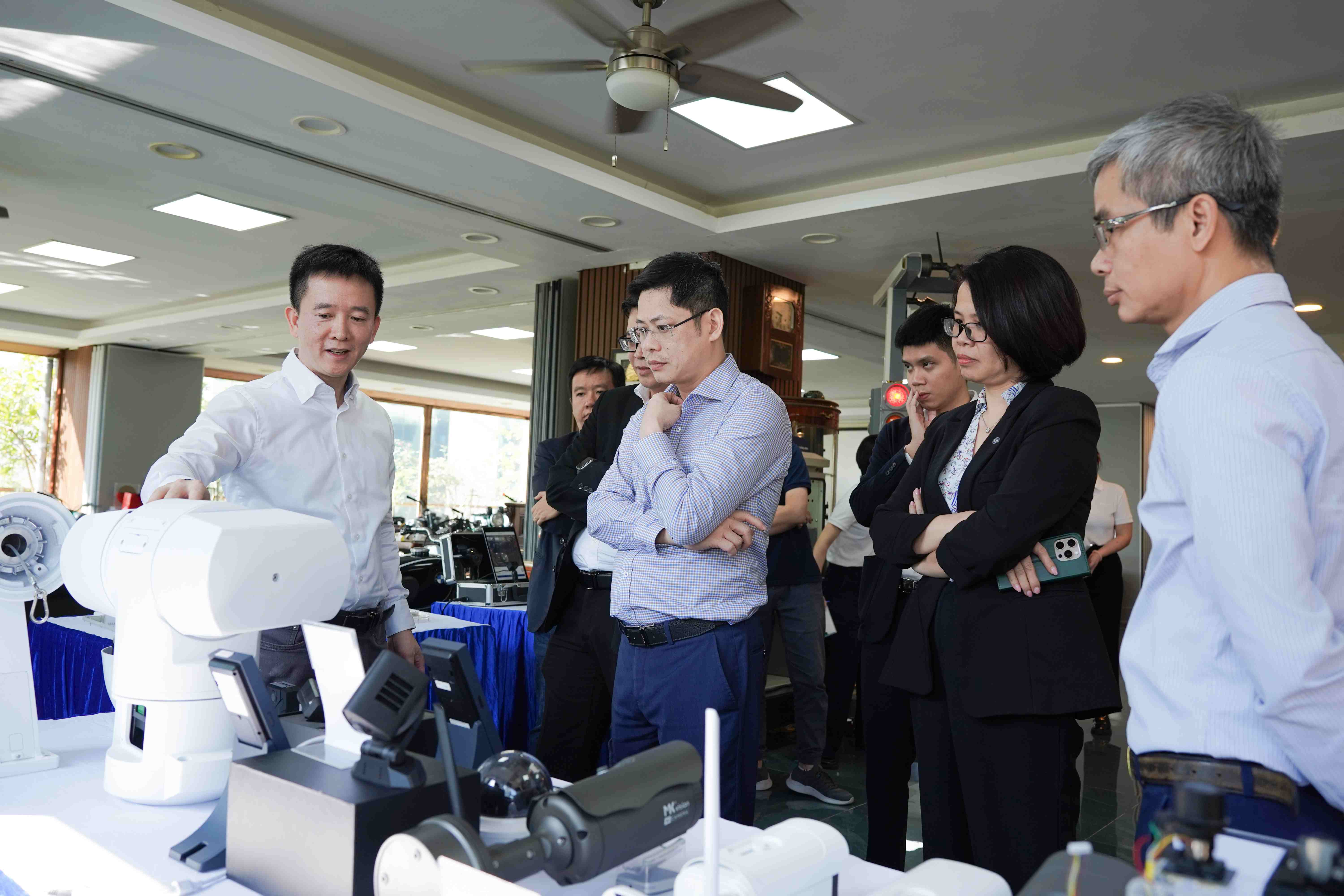 DELEGATION FROM THE MINISTRY OF SCIENCE AND TECHNOLOGY VISITS AND WORKS WITH MK VISION JOINT STOCK COMPANY ON TECHNOLOGY STRATEGY